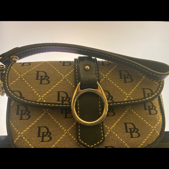 Dooney and Bourke wristlet - Picture 4 of 4